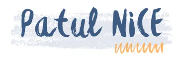 Scris cu cretă „Patul NICE” pe fundal bleu.